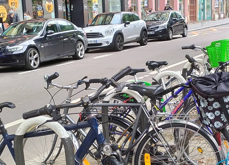 Vélo ou voiture, en ville il faut (souvent !) choisir 
